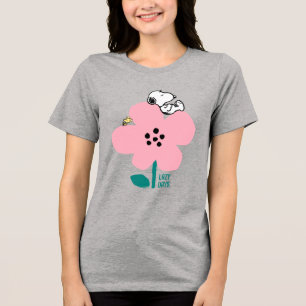 Camiseta Amendoins   Snoopy & Woodstock Nap na Flor Rosa