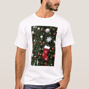 Camiseta America do Norte. Decorações do Natal na árvore
