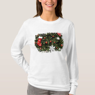 Camiseta America do Norte. Decorações do Natal na árvore