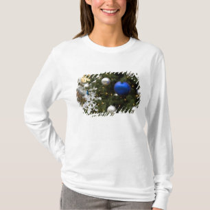 Camiseta America do Norte. Decorações do Natal na árvore