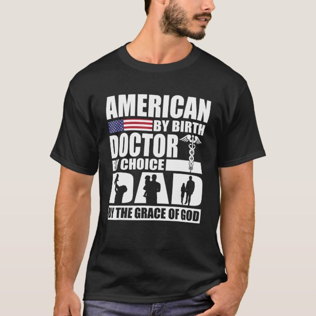 Camiseta American By Birth Doctor By Choice Dad By The Grac (Frente)