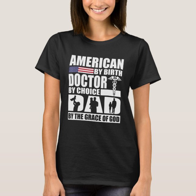 Camiseta American By Birth Doctor By Choice Dad By The Grac (Frente)