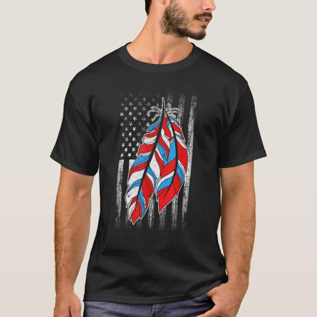 Camiseta American Flag  Native Feather Pride Month Indigeno (Frente)