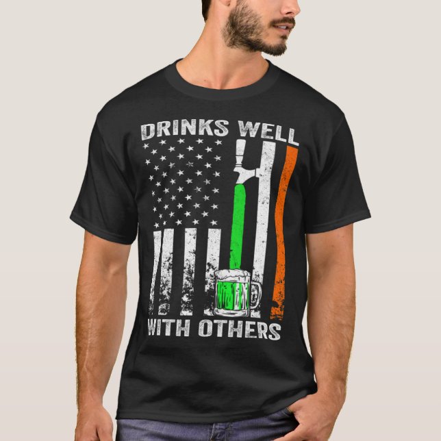 Camiseta American Flag St Patrick s Day Beer Drinks Well Wi (Frente)