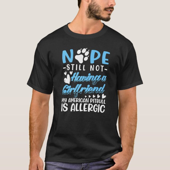 Camiseta American Pitbull Alérgico Eu Ainda Sem Namorada Eu (Frente)