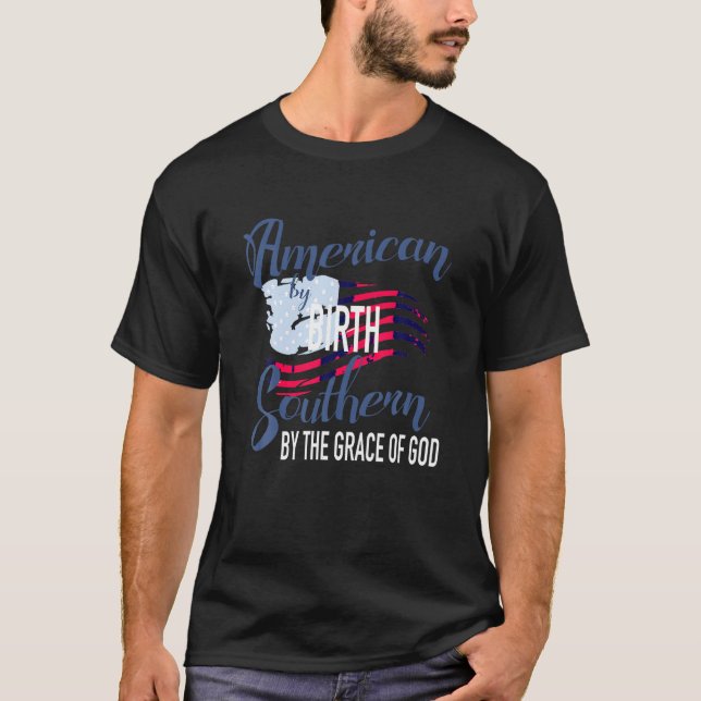 Camiseta Americano Por Birth Southern Por Deus T S (Frente)