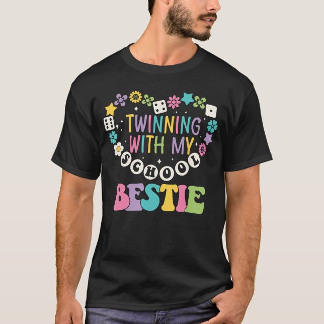 Camiseta Amigos do Dia dos Gêmeos Escola vencendo com minha (Frente)