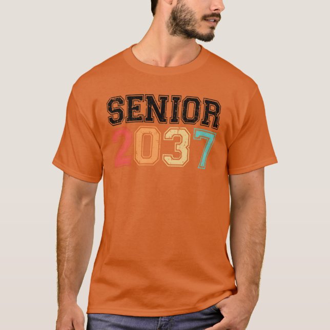 Camiseta Amigos Vintage Retro Sênior 2037 (Frente)