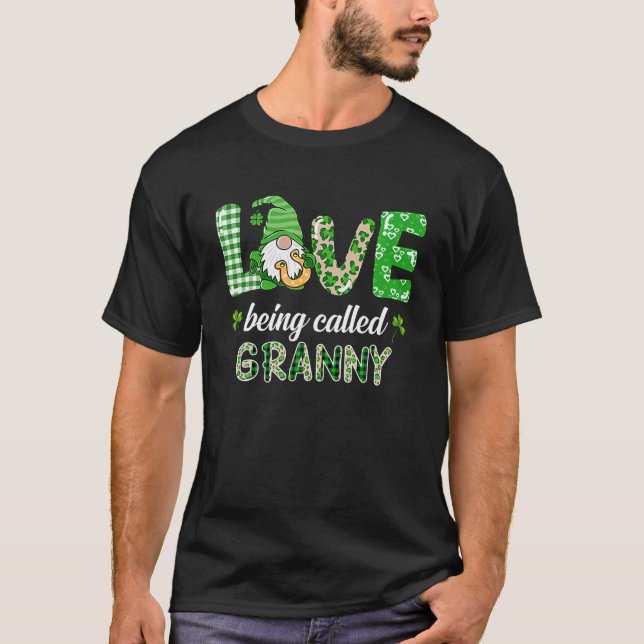 Camiseta Amor Chamado de Avó Gnomo Xadrez St Patricks D (Frente)