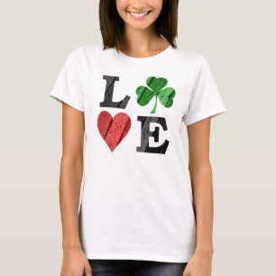 Camiseta AMOR do dia de St Patrick com coração e trevo