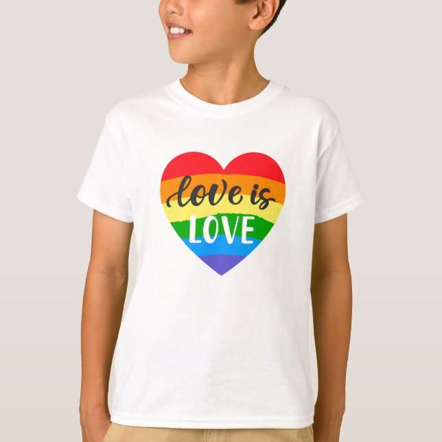 Camiseta Amor é Coração Arco-Íris (Frente)