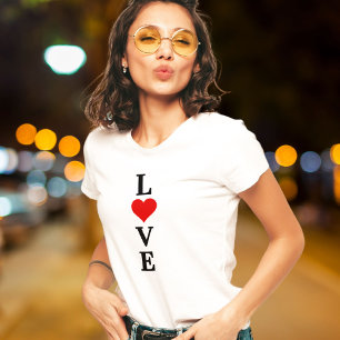 Camiseta AMOR e Minimalista Elegante do Coração
