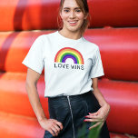 Camiseta Amor ganha o Rainbow Colors LGBTQ Pride Mês<br><div class="desc">Comemore o mês do orgulho e mostre seu apoio à comunidade LGBTQ com esta colorida design de camiseta "LOVE WINS" com texto preto moderno e um vibrante espectro de cores do arco-íris ROYGBV.</div>