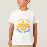 Camiseta Amor latente nunca se diverte com o dote judeu eng<br><div class="desc">hanukkah, judeu, chanukah, menorah, dreidel, dom, aniversário, feriado, latino</div>