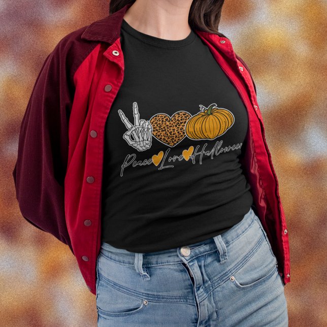 Camiseta Amor Paz Halloween Preto  (This cute Peace, Love, Halloween tee is perfect for the fall season and Halloween festivities. )