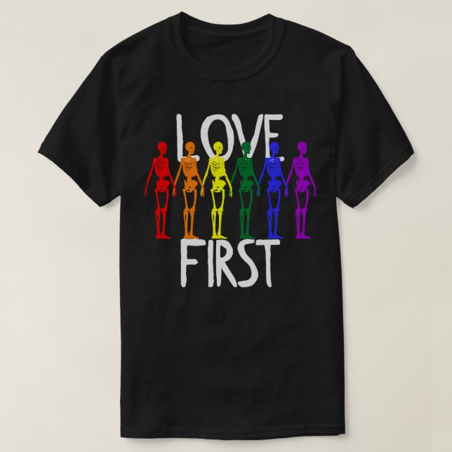 Camiseta AMOR PRIMEIRA Cores Arco-Íris Esqueleto Homo (Frente do Design)