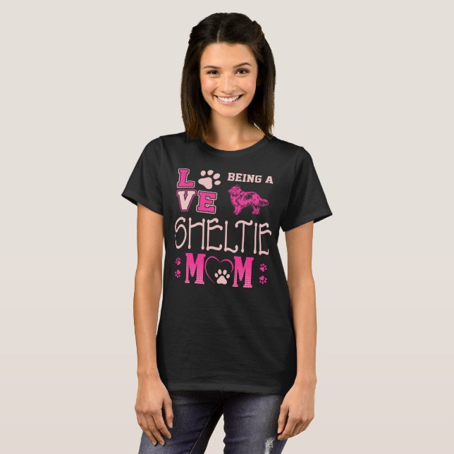 Camiseta Amor que é presente da mamã de Sheltie (Frente Completa)