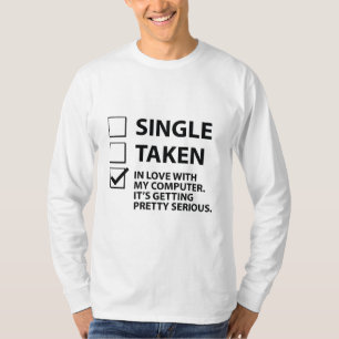 Camiseta Amor recolhido solteiro com meu computador