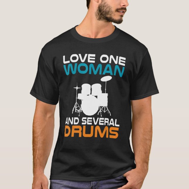 Camiseta Amor Uma Mulher E Várias Drumadoras Casais (Frente)