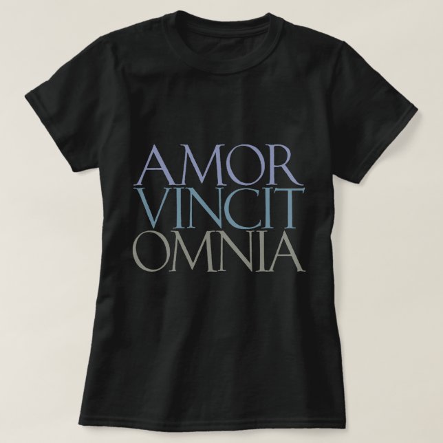 Camiseta Amor Vincit Omnia - Adoro Conquistas Todos (Frente do Design)