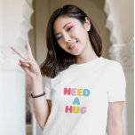 Camiseta amores cartas tipografia simples minimalista moder<br><div class="desc">A tipografia branca,  uma camiseta branca moderna minimalista e simples,  com aspas,  precisa de um abraço. Camiseta perfeita para solteiros,  mulheres solteiros,  meninas solteiros que procuram amor,  afeto,  abraços. Camiseta colorida divertida para mães,  mulheres,  meninas,  amigos. Ideia de presente para aniversários,  dia da mãe,  natal,  feriados.</div>