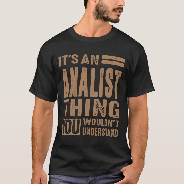Camiseta Analista - Engraçado Trabalho e Hobby (Frente)