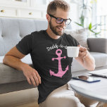 Camiseta Âncora de Entrega Rosa com Gráfico de Texto Person<br><div class="desc">Este gráfico apresenta uma ilustração de âncora náutica em cor-de-rosa com o seu texto personalizado acima em letras brancas de script. É perfeito para fazer lágrima celebrar um pai-a-ser ou personalizar isto com o seu próprio slogan para fazer camisetas para avós,  tios,  mães e muito mais.</div>