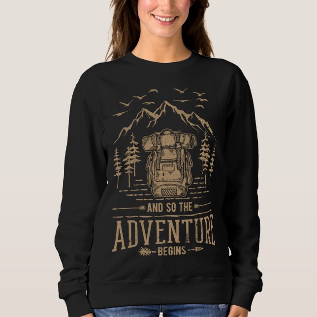 Camiseta And So The Adventure Begins Hiker Backpack Mountai (Frente)