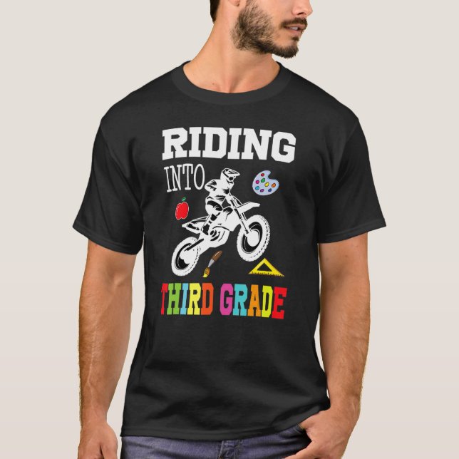 Camiseta Andando Para O Biker Do 3º Ano De Volta Para O Bo  (Frente)