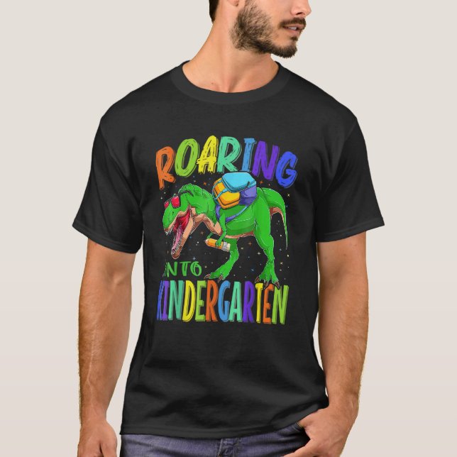 Camiseta Andando Para O Jardim De Infância Dinossauro Rex D (Frente)