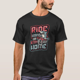 Camiseta Andar Duro Ou Ficar Em Casa Ciclista Tubarão Pilot