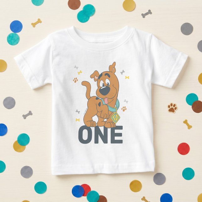 Camiseta Aniversário de 1 ano do Scooby-Doo (Shirt on simulated background)