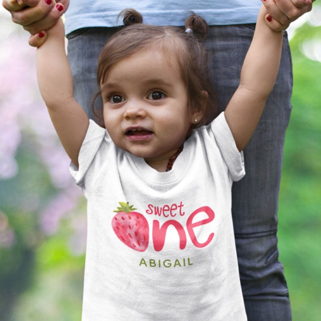 Camiseta Aniversário de 1 Ano Personalizado Morango Doce (Criador carregado)