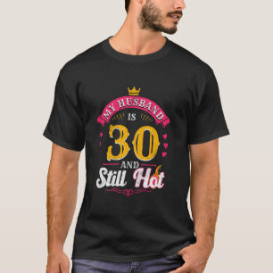 Camiseta aniversário de 30 anos Husband é 30 ainda quente 3