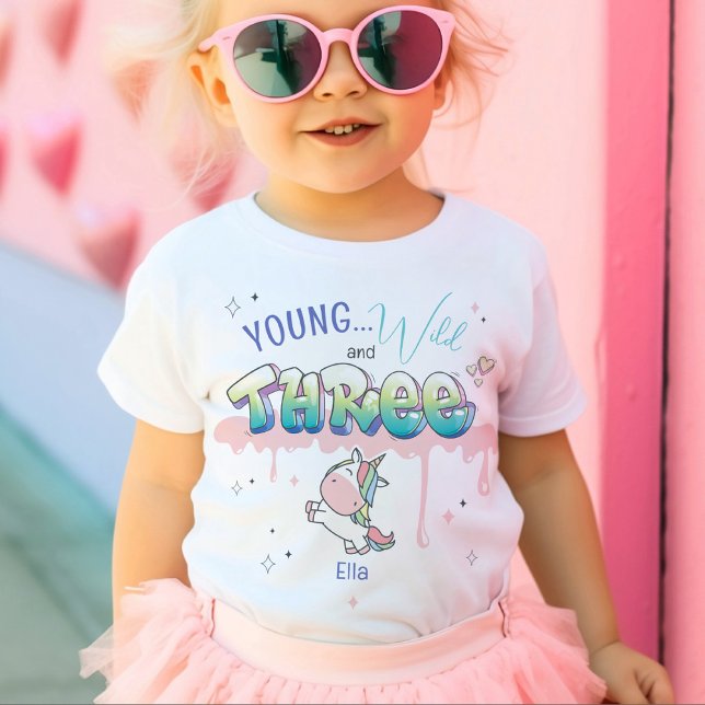 Camiseta Aniversário de 3 anos de Nome Personalizado do Uni (Cute magical unicorn Young Wild and THREE graffiti pink paint drips fairy tale girl birthday tshirt )