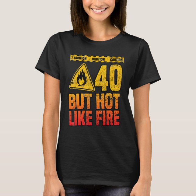 Camiseta aniversário de 40 anos. 40 Anos Mas Quente Como O  (Frente)