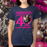 Camiseta aniversário de 40 anos foto e nome cor-de-rosa<br><div class="desc">Feliz aniversário de 40 anos, ano de texto rosa e rosa-quente, nome e camiseta fotográfica. Fotografia personalizada 40ª divertida em design de texto cor-de-rosa. Personalize esta camisa de aniversário com uma fotografia da aniversariante no meio do número 0. Excelente por adicionar diversão a uma marco na festa da 40ª festa...</div>