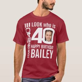 Camiseta aniversário de 40 anos olha com 40 nomes personali