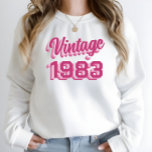 Camiseta aniversário de 40 anos Vintage 1983 Gift Sweatshir<br><div class="desc">Este presente personalizado de aniversário do efeito do ouro Sweatshirt é perfeito para celebrar os 40 anos e mostrar ao mundo que a vida começa verdadeiramente nesta idade. É uma escolha excelente para uma festa de aniversário ou um final de semana divertido, e é certo que você se sente orgulhoso...</div>
