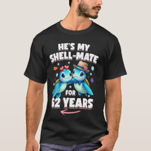 Camiseta Aniversário de 62 Anos de Casal Tartarugas Ele É E