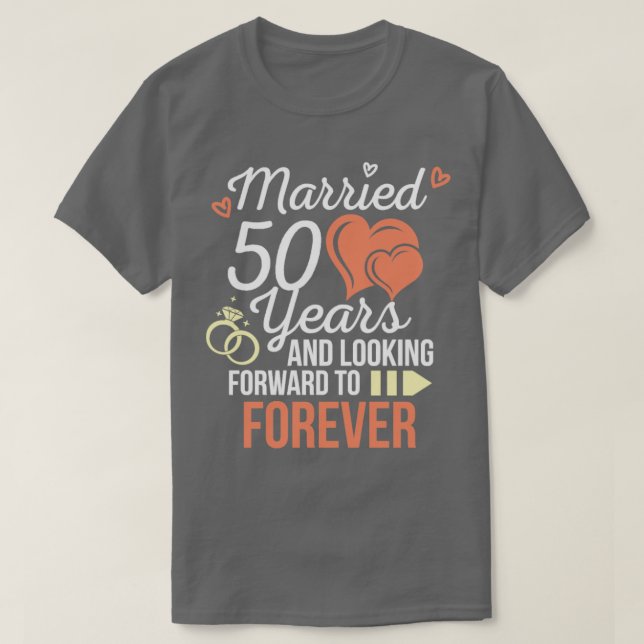 Camiseta Aniversário De Casamento Casou 50 Anos Olhando (Frente do Design)