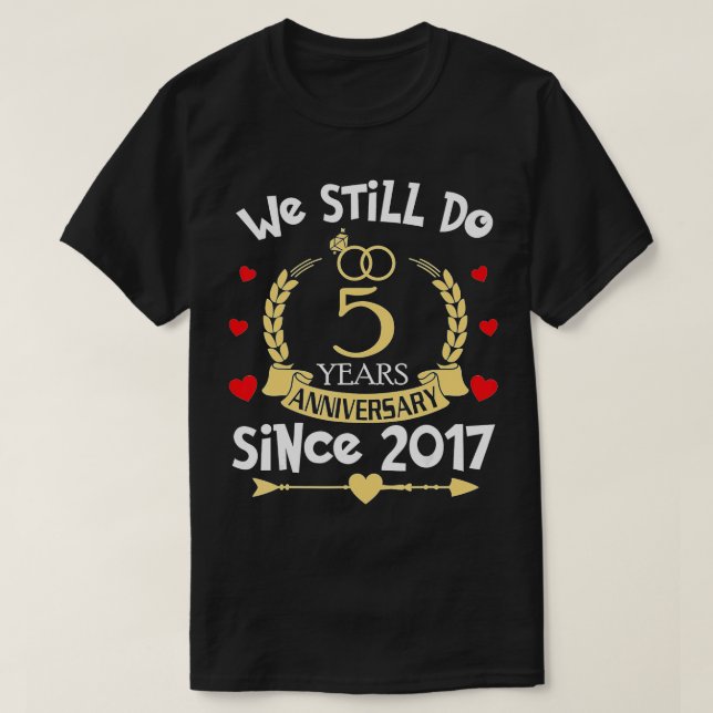 Camiseta Aniversário De Casamento De 5 Ainda Fazemos 5 Anos (Frente do Design)