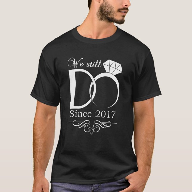 Camiseta Aniversário De Casamento De 5 Ainda Fazemos 5 Anos (Frente)