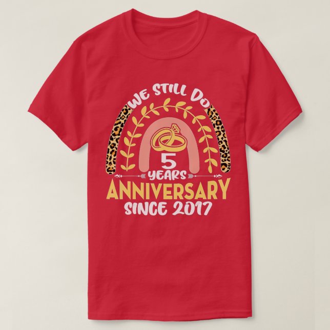 Camiseta Aniversário De Casamento De 5 Ainda Fazemos 5 Anos (Frente do Design)