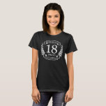 Camiseta Aniversário de casamento tradicional da porcelana,<br><div class="desc">Uma design para celebrar 18 anos de casamento. Este design tem um design branco (Porcelana) de louros colorido sobre fundo preto. Porcelana é o presente tradicional para esta ocasião. No texto se lê Porcelana 18 anos de aniversário. Uma design romântica para comemorar seu 18º ano de casamento. Se você quiser...</div>