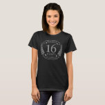 Camiseta Aniversário de casamento tradicional de prata 16 a<br><div class="desc">Uma design para celebrar 16 anos de casamento. Este design tem uma cinza / prata (a cor tradicional), design de louros colorida sobre um fundo preto. Silverware é o presente tradicional para esta ocasião. O texto diz Silver 16 anos de aniversário. Uma design romântica para celebrar o seu 16.º ano...</div>