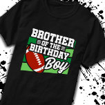 Camiseta Aniversário de Futebol do Brother Boy Birthday<br><div class="desc">Esta design de festa de aniversário de futebol é perfeita para o irmão do aniversariante para uma festa de aniversário de tema de futebol. Excelente de festa de aniversário para crianças que adoram jogar futebol, assistir futebol ou se tornarem futuros jogadores de futebol! Apresenta um futebol num gráfico de campo...</div>