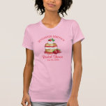 Camiseta Aniversário do Chá de panela do Bolo de Morango<br><div class="desc">Design apresenta uma ilustração original de uma sobremesa clássica de bolo curto de morango. Um brinde popular tanto nos EUA como no Reino Unido, este prato apresenta um biscoito doce e de curta duração, tocado com morangos suculentos e creme chicoteado, com um morango inteiro e folhas frescas de menta no...</div>