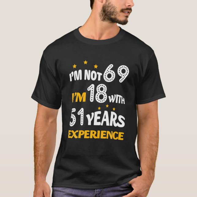 Camiseta Aniversário Engraçado Não Tenho 69 Eu tenho 18 ano (Frente)