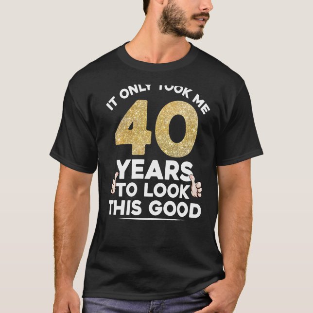Camiseta Aniversário Levei Apenas 40 Anos Para Olhar Isto (Frente)